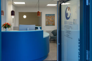 Eingang der Praxis mit einem imposanten blauen Tresen