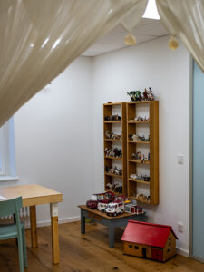 Ein Therapieraum mit zwei Setzkästen voller Spielfiguren