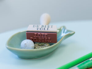 In einer fischförmigen Porzellanschale liegt ein Stempel mit der Aufschrift: Du bist toll