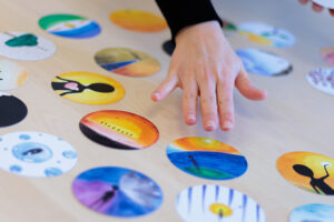 Eine Hand schwebt über einer Reihe von runden Zeichnungen